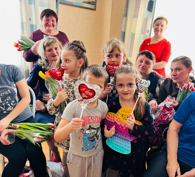 Тюменки из Союза женщин России поздравили с 8 Марта женщин Донбасса