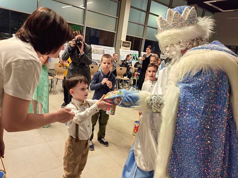 Конкурс новогодней открытки объединил юных художников