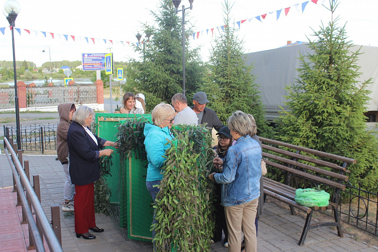 В Юргинском районе за помощь бойцам СВО наградили активистку Союза женщин России 