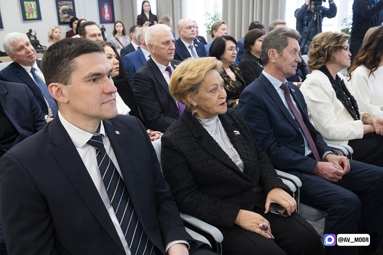 Губернатор Тюменской области посетил первый региональный Дом Союза женщин России