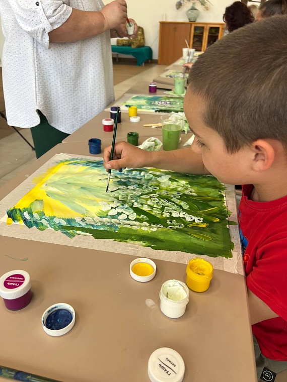 Союзницы и дети участников СВО нарисовали лето