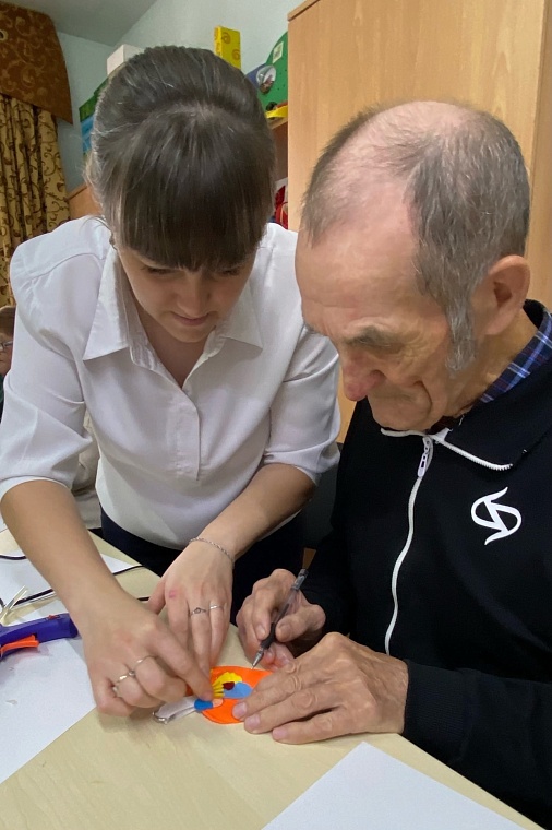 Тюменские волонтёры поздравили представителей старшего поколения