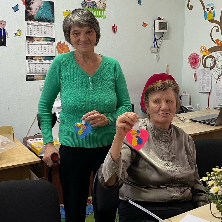 Тюменские волонтёры поздравили представителей старшего поколения