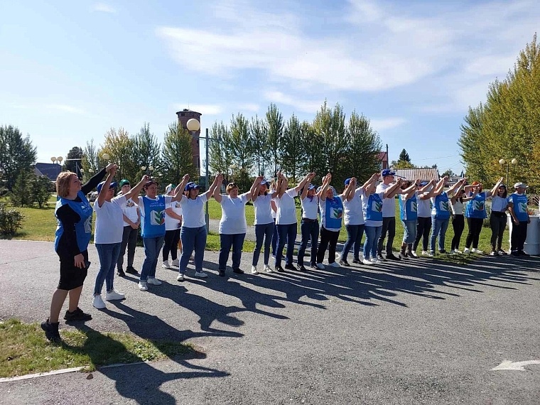 Нижнетавдинские союзницы высадили яблони в Аллее педагога и наставника