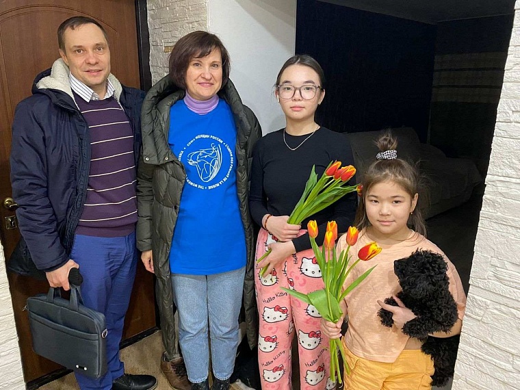 Мужчины Тюменского РО СЖР поздравили союзниц с праздником