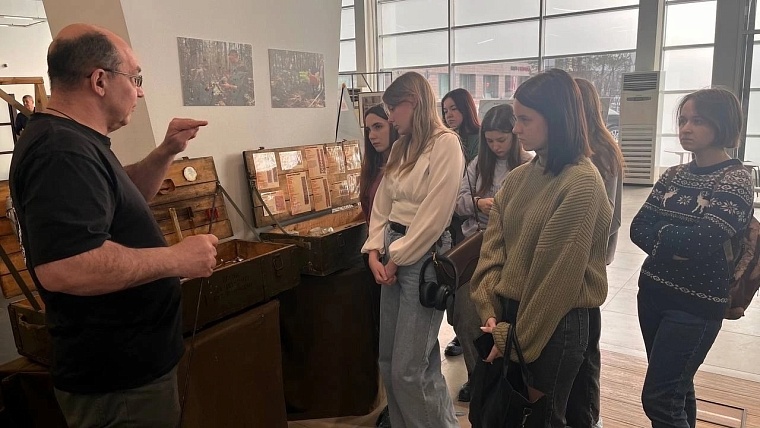 Патриотическая выставка "Герои вчера. Герои сегодня" вызвала интерес у тюменцев