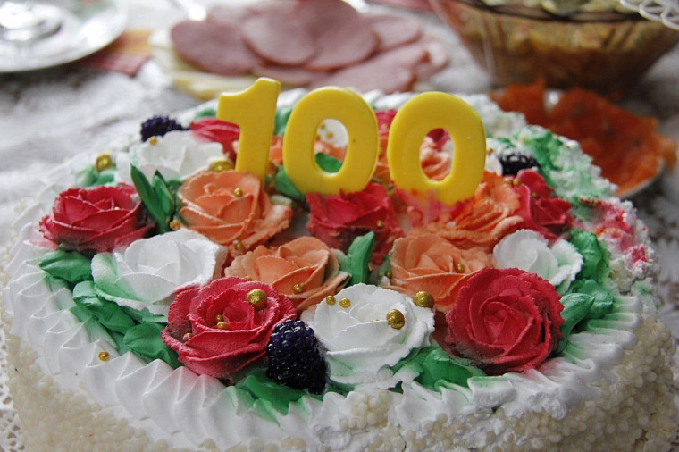 Активистки Викуловского женсовета поздравили с вековым юбилеем жительницу района