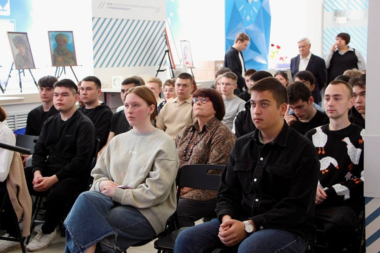 Тюменские активистки проводят разговоры о важном со студентами местных вузов