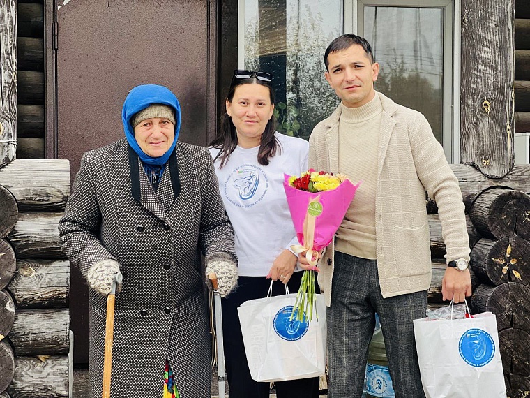 Тюменские волонтёры поздравили представителей старшего поколения