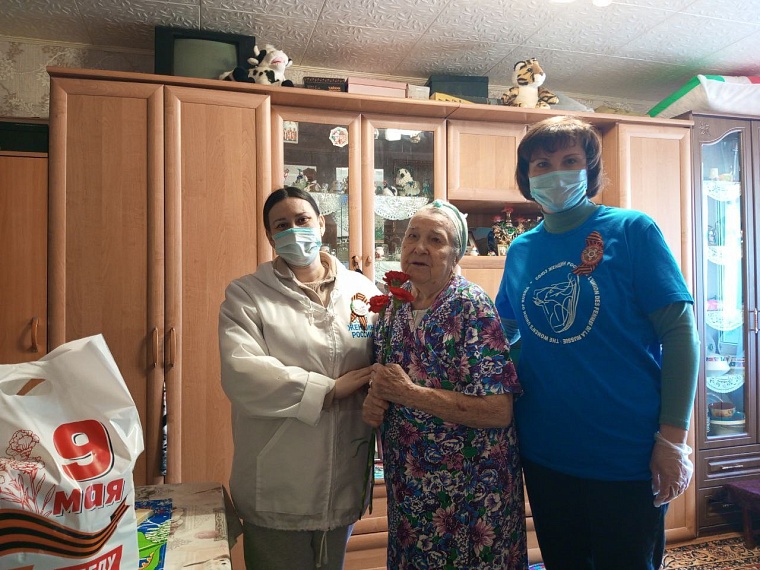 В преддверии Дня Победы активисты регионального отделения Союза женщин России поздравляют тружеников тыла