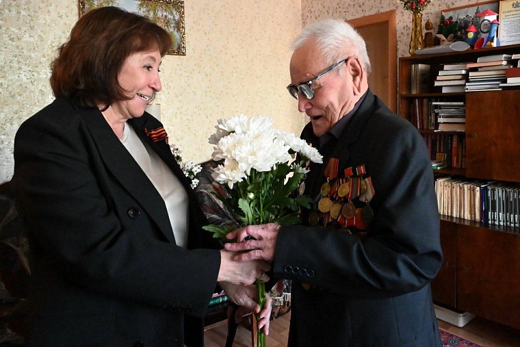 Наталья Шевчик поздравила ветерана Великой Отечественной войны с 80-летием Победы