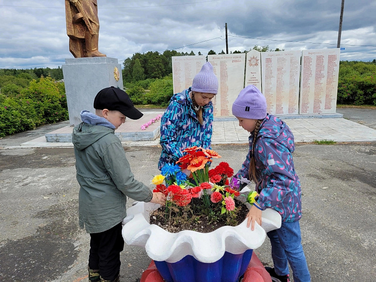 Члены Нижнетавдинского отделения Союза женщин России почтили память павших солдат 