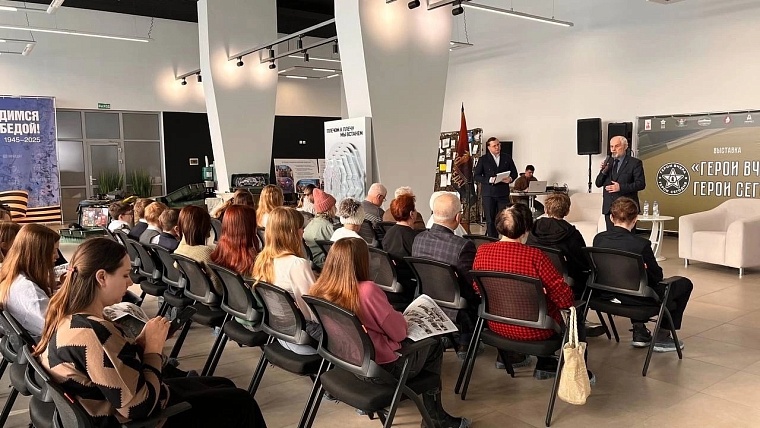 Патриотическая выставка "Герои вчера. Герои сегодня" вызвала интерес у тюменцев