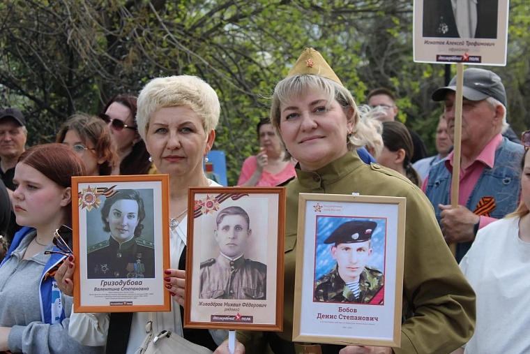 Юргинские союзницы пронесли портрет Валентины Гризодубовой в шествии "Бессмертного полка"
