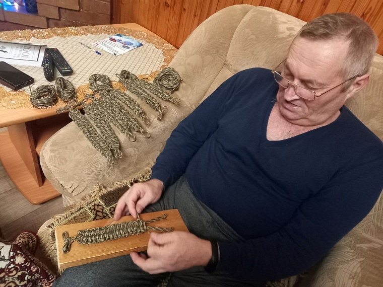 Активистки Нижнетавдинского женсовета начали плести браслеты для выживания