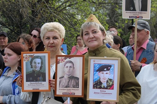Юргинские союзницы пронесли портрет Валентины Гризодубовой в шествии "Бессмертного полка"