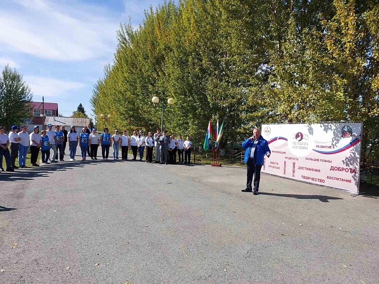 Нижнетавдинские союзницы высадили яблони в Аллее педагога и наставника