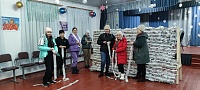 Активистки Ярковского женсовета плетут маскировочные сети для бойцов