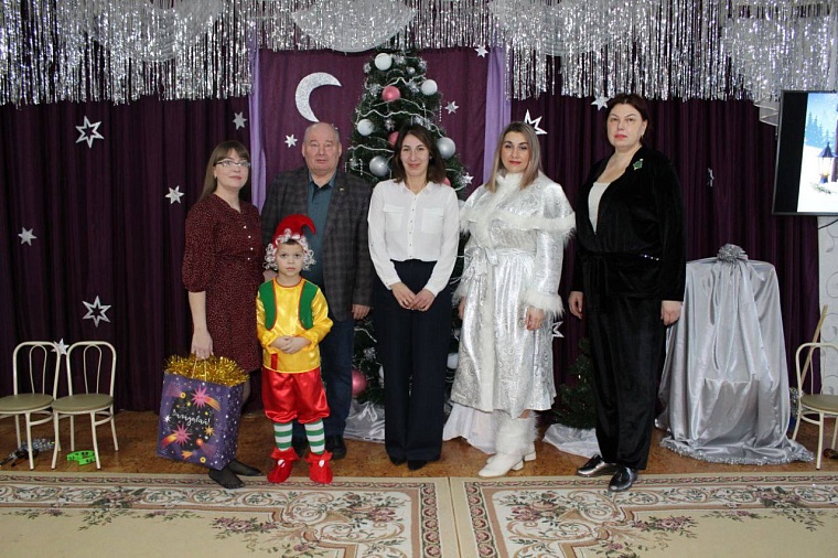 Конкурс новогодней открытки объединил юных художников