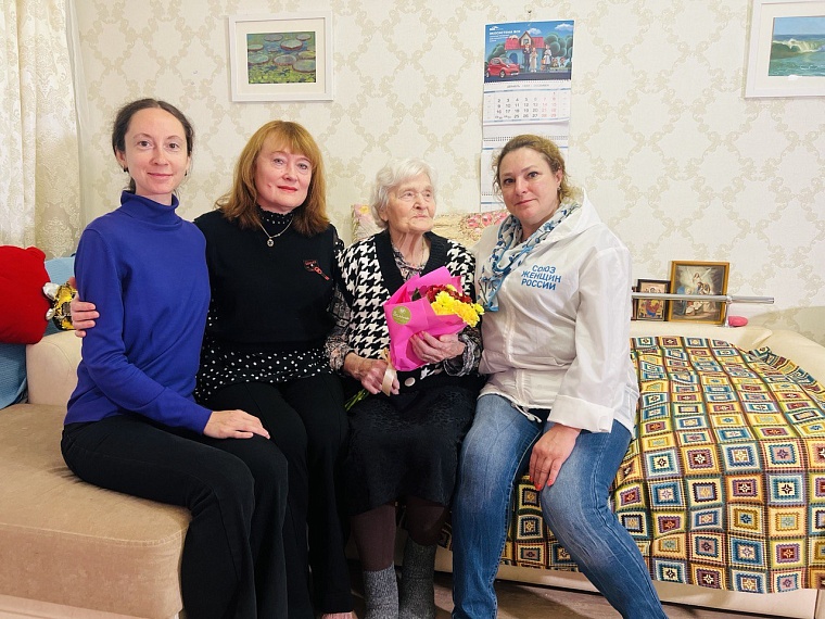 Тюменские волонтёры поздравили представителей старшего поколения