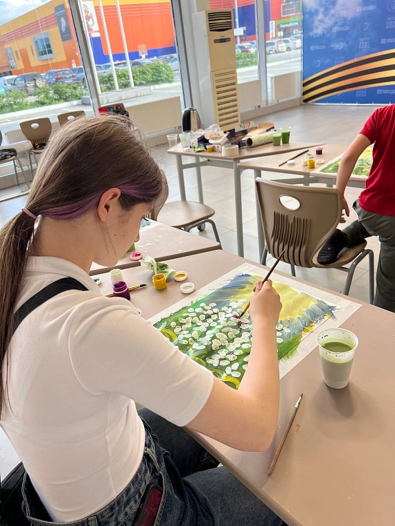 Союзницы и дети участников СВО нарисовали лето