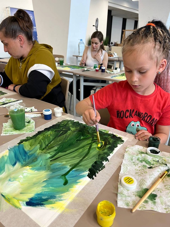 Союзницы и дети участников СВО нарисовали лето