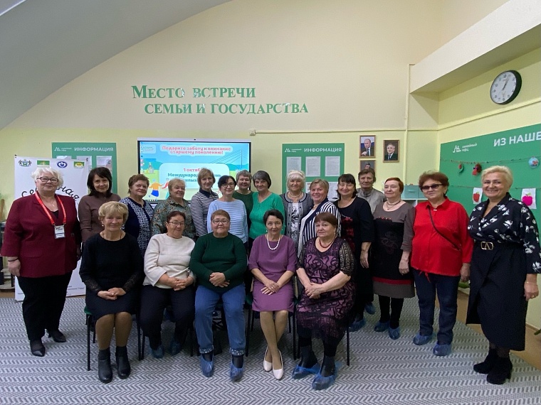 Тюменские волонтёры поздравили представителей старшего поколения