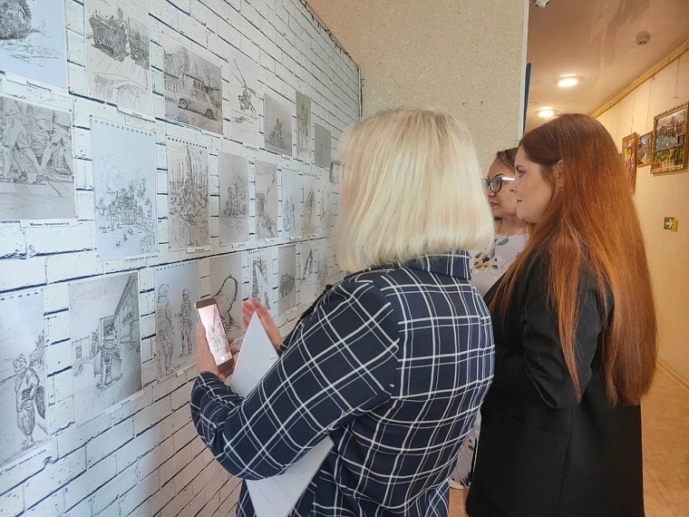 Активистка Ялуторовского женсовета познакомила земляков с рисунками бойца СВО