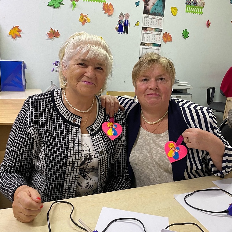 Тюменские волонтёры поздравили представителей старшего поколения