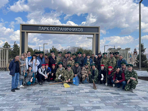 Тюменские активистки «Союза женщин России» привели в порядок парк Пограничников 