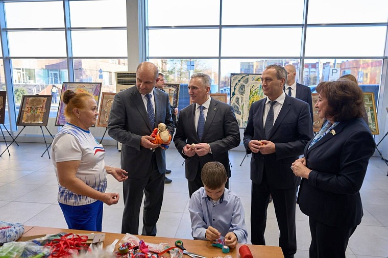 Артем Жога посетил волонтёрский центр Тюменского РО СЖР