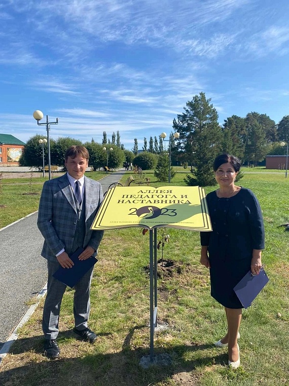 Нижнетавдинские союзницы высадили яблони в Аллее педагога и наставника