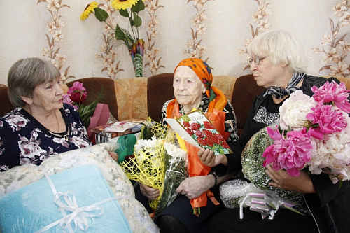 Активистки Викуловского женсовета поздравили с вековым юбилеем жительницу района