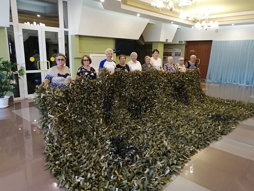 Жители Юргинского района плетут маскировочные сети для бойцов