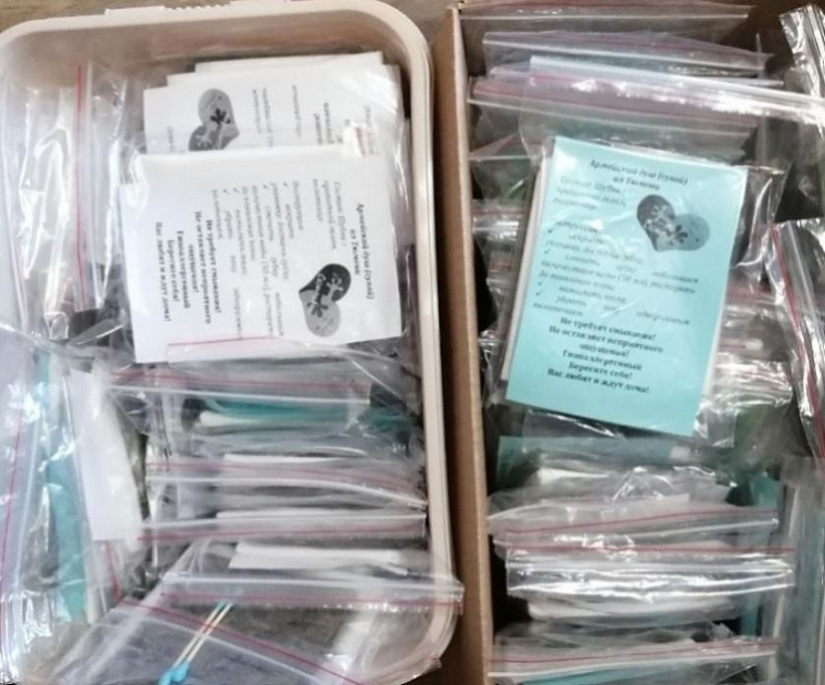 В Тюмени активистки "Союза женщин России" изготавливают сухой душ для бойцов