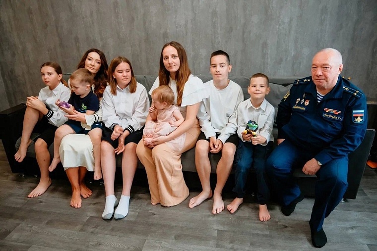 В Тюмени большой семье участника спецоперации помогли собраться в школу
