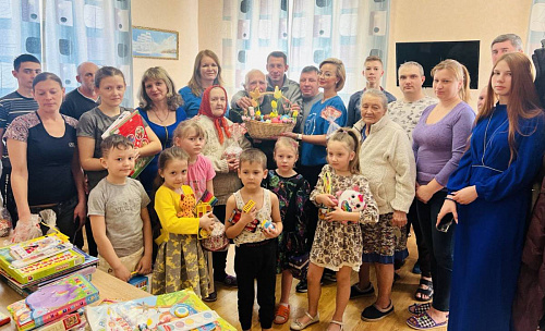 Активистки регионального отделения «Союза женщин России» поздравили с Пасхой семьи переселенцев 