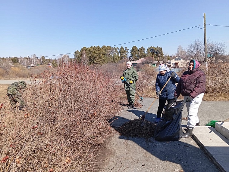 Женские организации Тюменской области провели субботники в честь 80-летия Великой Победы