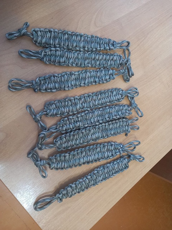 Активистки Нижнетавдинского женсовета начали плести браслеты для выживания