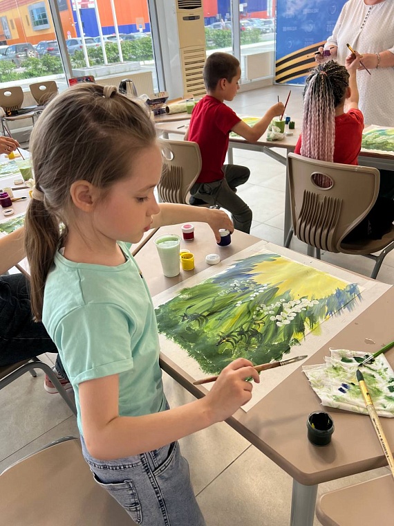 Союзницы и дети участников СВО нарисовали лето