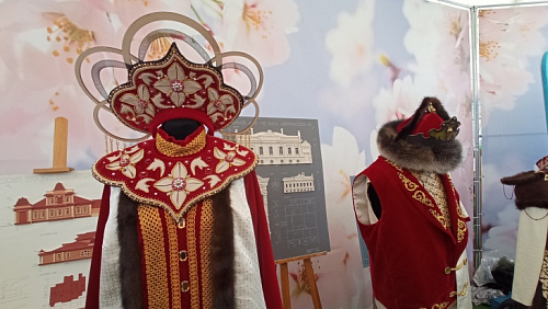 Модернизированные наряды жителей Тюменской области представили на празднике "Земля больших людей"