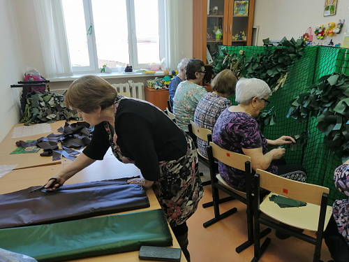 Юргинские женщины плетут маскировочные сети для бойцов СВО 