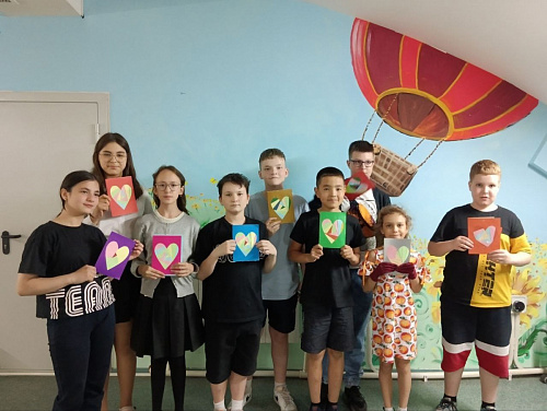 Активистки Тюменского отделения Союза женщин России приобщают детей к творчеству 