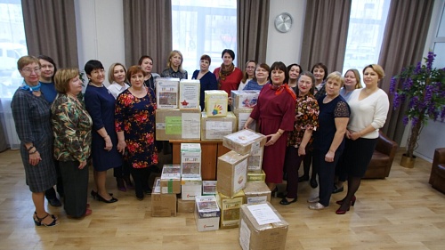 Активистки тюменской городской ячейки Союза женщин России поддержали Всероссийскую акцию «Тепло родного дома».
