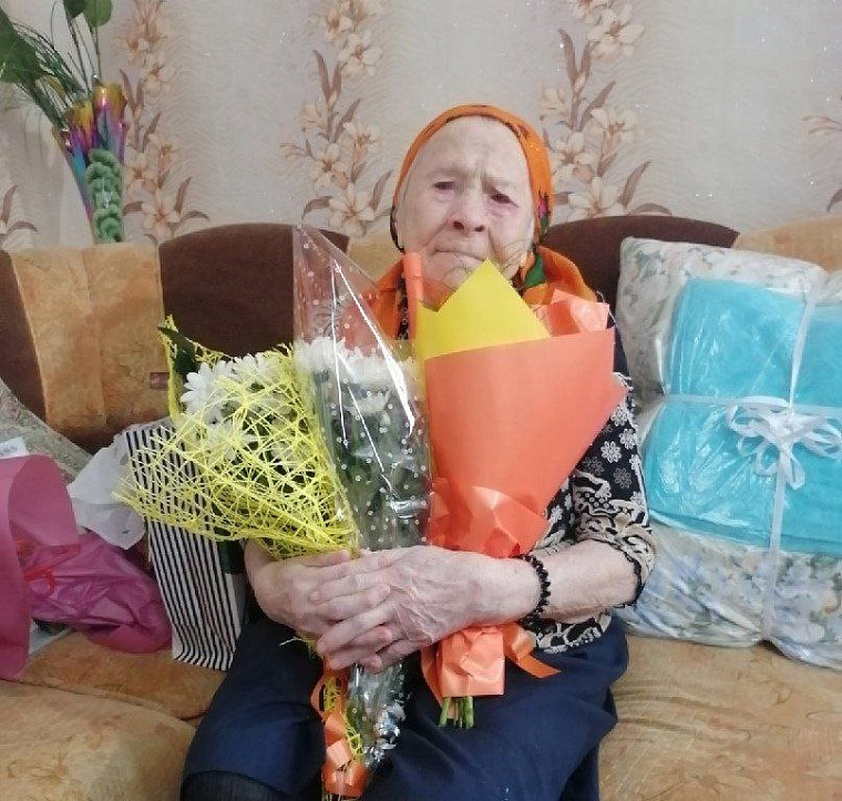 Активистки Викуловского женсовета поздравили с вековым юбилеем жительницу района