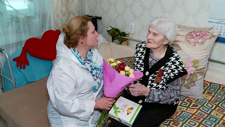 Тюменские волонтёры поздравили представителей старшего поколения