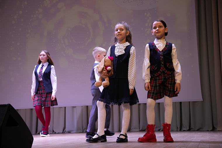 Дефиле школьной одежды устроили в Тюмени для родителей и  детей