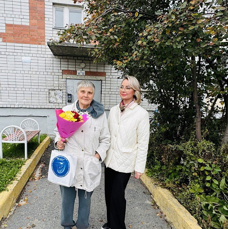 Тюменские волонтёры поздравили представителей старшего поколения