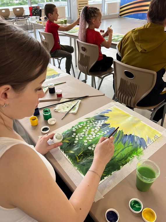 Союзницы и дети участников СВО нарисовали лето