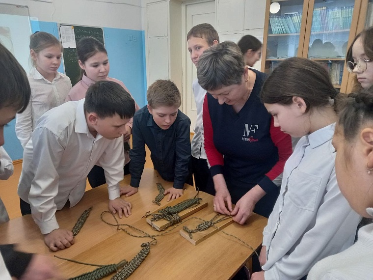 Активистки Нижнетавдинского женсовета начали плести браслеты для выживания